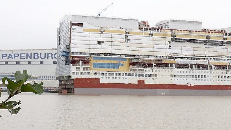 Am Ausrüstungskai der Meyer-Werft in Papenburg liegt seit Sonntag ein Schwimmteil für eines der kommenden Kreuzfahrtschiffe. Foto: Assies