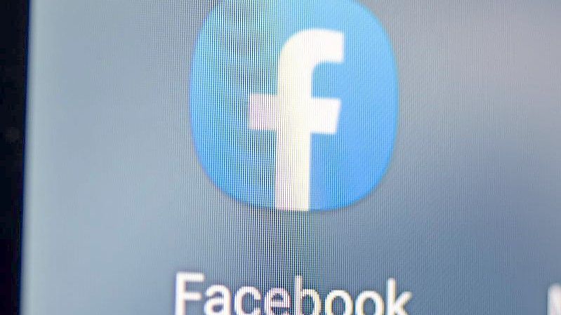 Millionen Menschen informieren sich täglich bei Internet-Platformen wie Facebook. Foto: Fabian Sommer/dpa