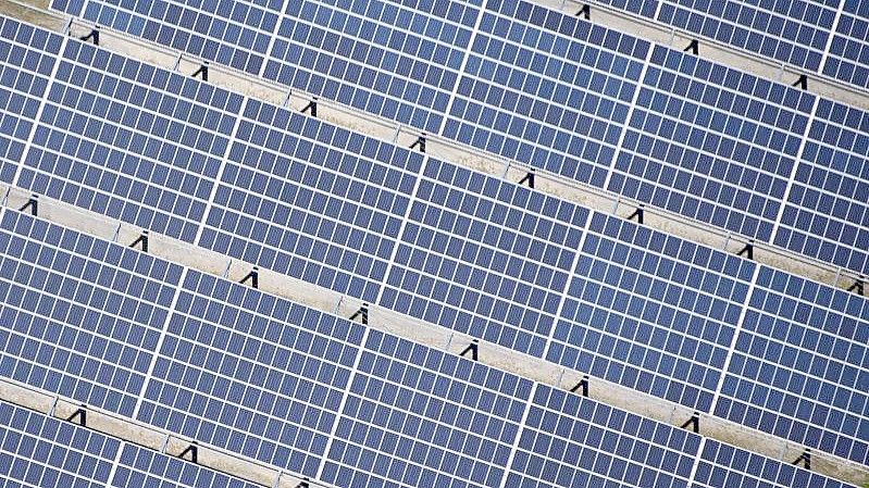 Auf einem Gelände in Sinsheim (Baden-Württemberg) ist eine Solaranlage zu sehen. Die Anstrengungen der Staatengemeinde reichen nach UN-Angaben bei Weitem nicht für die Erfüllung der Pariser Klimaziele aus. Foto: Uli Deck/dpa