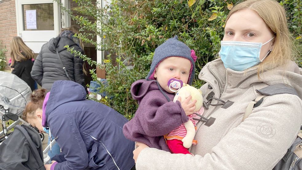 Tina Koch und ihre Tochter Kaja mussten sich am Montag wie viele andere hinten in der Schlange anstellen, um mit einer der beiden Kinderärztinnen der Praxis Dr. Sigrun Hartmann zu sprechen. Foto: Tomé