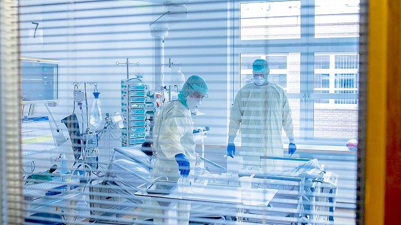 Ein an Covid-19 erkrankter Patient in einem Zimmer des besonders geschützten Teils einer Intensivstation. Foto: Jens Büttner/dpa