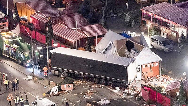 Eine Schneise der Verwüstung auf dem Weihnachtsmarkt am Breitscheidplatz in Berlin im Dezember 2016. Foto: Bernd von Jutrczenka/dpa