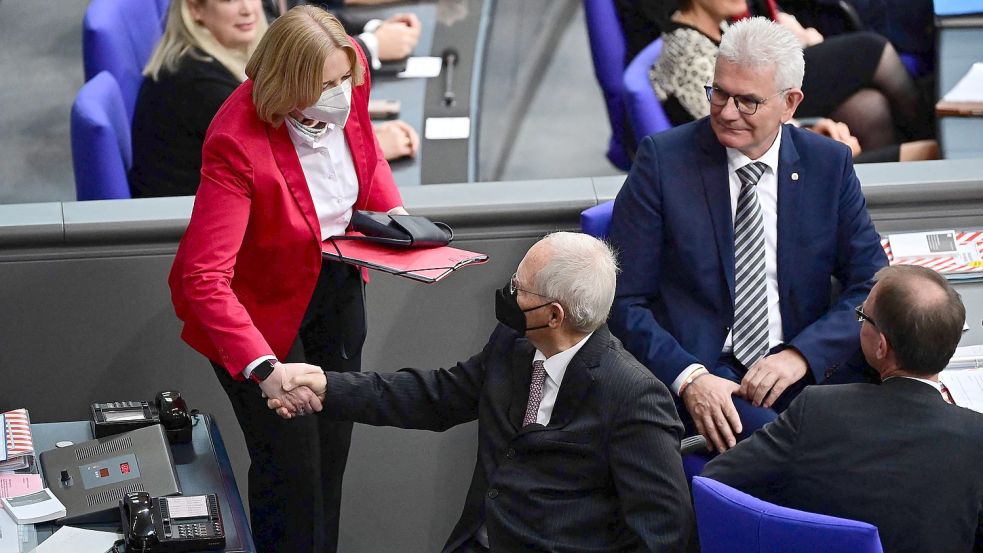 Amtsübergabe: Wolfgang Schäuble gratuliert seiner Nachfolgerin Bärbel Bas. Die SPD-Politikerin wurde mit großer Mehrheit vom 20. Bundestag zu dessen Präsidentin gewählt. Foto: Tobias Schwarz/AFP