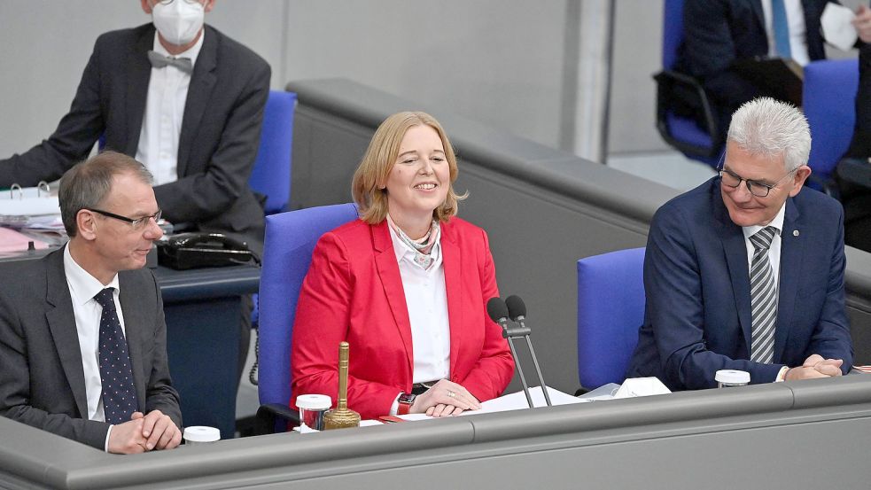 Ein etwas holpriger, aber sympathischer erster Auftritt: Bärbel Bas nimmt ihren neuen Platz als Bundestagspräsidentin ein. Foto: Foto: AFP/JOHN MACDOUGALL