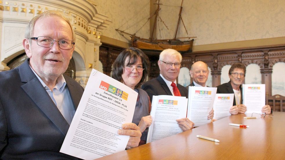 Das politische Programm der Mehrheitsgruppe im Wittmunder Kreistag steht. Unterschrieben haben es (von links) Gerhard Frerichs (Neue Liste), Ulrike Maus (Grüne), Heinz Buss (SPD), Heiko Willms (SPD) und Herbert Potzler (BfB). Foto: Oltmanns