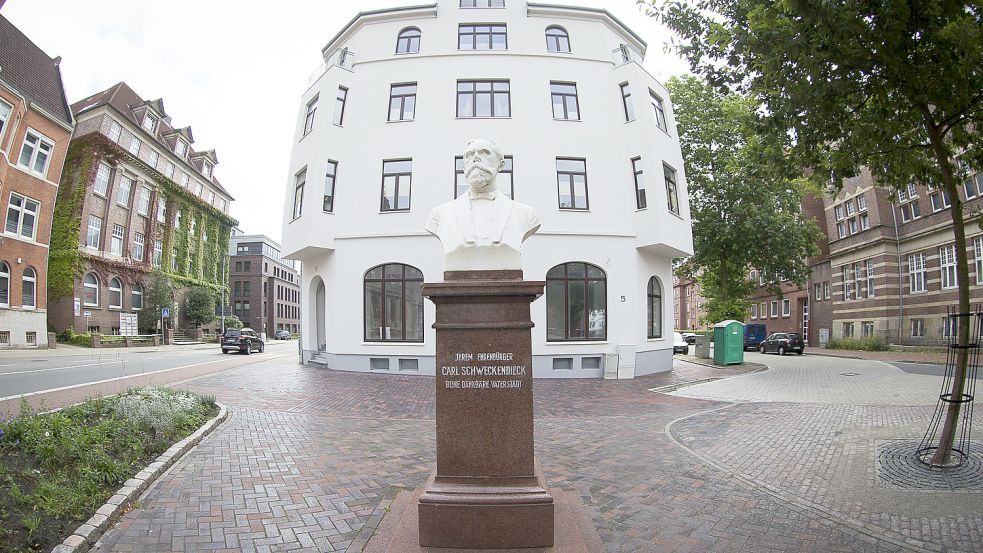 Im Rücken der Büste von Carl Schweckendieck will die Leeraner Kaffeerösterei Baum eine Filiale eröffnen. Das verzögert sich aber noch. Foto: J. Doden/Archiv