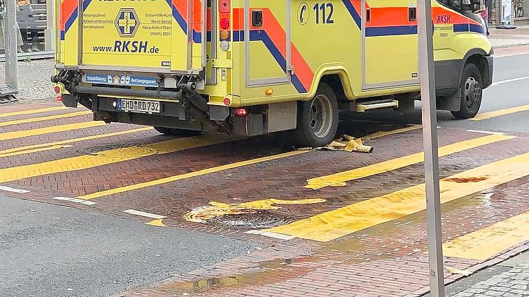 Die Markierungsstreifen lösen sich von der Straße und rollen sich auf. Ob die Frau darüber gestolpert ist, ist noch unklar.