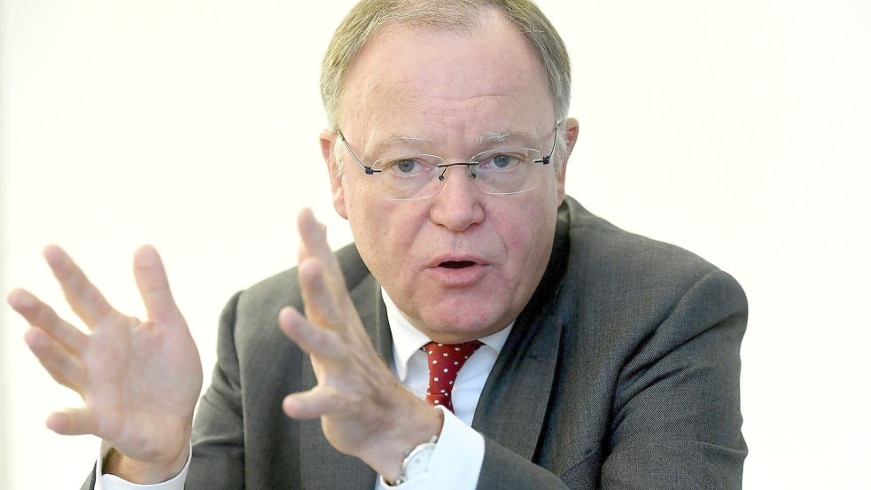 „Zumindest die weiterführenden Schulen werden die Masken noch eine Zeit lang ertragen müssen“, sagt Stephan Weil (SPD), Ministerpräsident von Niedersachsen. Foto: Holger Hollemann/dpa