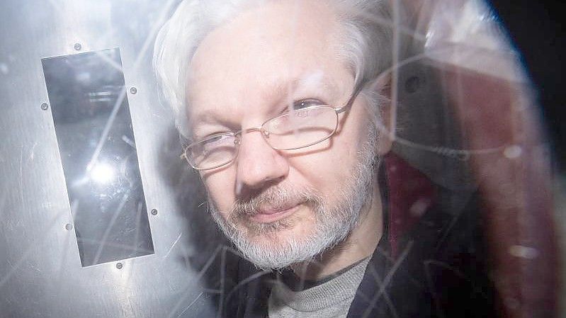Julian Assange verlässt ein Gericht in London. Nach neuen Enthüllungen geht der Rechtsstreit um eine mögliche Auslieferung des Wikileaks-Gründers in die USA in eine neue Runde. Foto: Dominic Lipinski/PA Wire/dpa