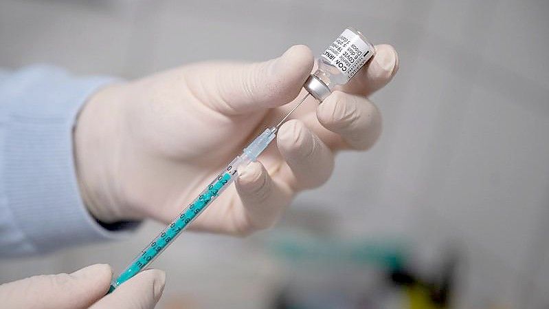 Ein Arzt zieht in einer Hausarztpraxis eine Spritze mit dem Impfstoff von Pfizer/Biontech auf. Ein Beratergremium der US-Arzneimittelbehörde FDA hat sich für eine Notfallzulassung für Kinder zwischen fünf und elf Jahren ausgesprochen. Foto: Sebastian Gollnow/dpa