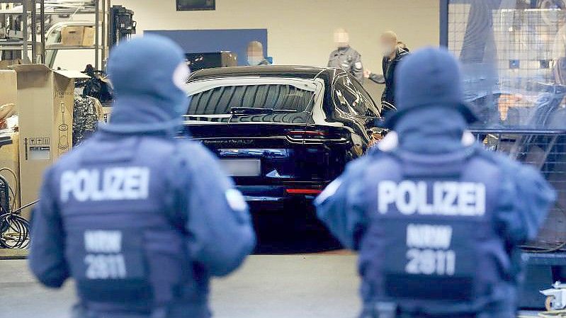 Polizisten untersuchen Räumlichkeiten in einem Gewerbegebiet in Ratingen. Foto: Roland Weihrauch/dpa