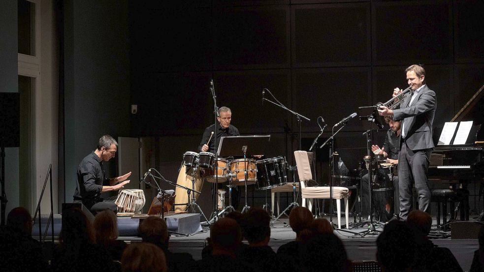 Die zarte Seite der musikalischen Avantgarde: Das Ensemble Ascolta spielt mit Komponist Stefan Keller (links) das Stück „Ma's Sequence“. Foto: Sebastian Bolesch