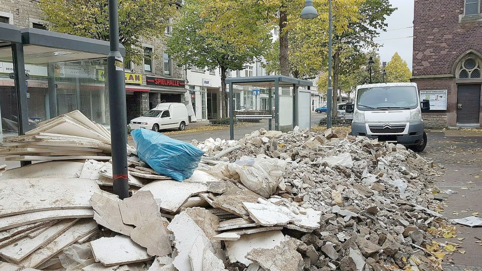 Bauschutt und Müll prägen das Bild des Stolberger Stadtteils Mühle – auch drei Monate nach der Flut. Foto: Grobusch