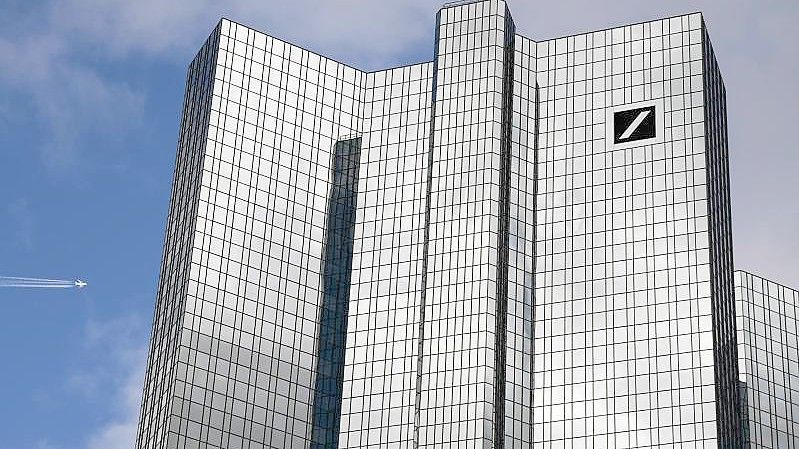 Wolken ziehen über die Zentrale der Deutschen Bank in Frankfurt. Foto: Arne Dedert/dpa