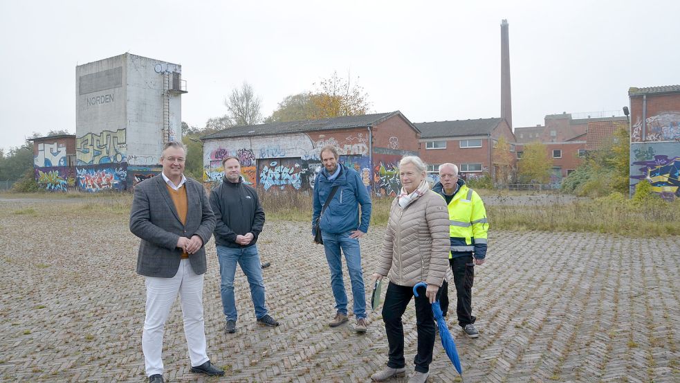 Das Doornkaat-Gelände soll ein völlig neues Gesicht bekommen. Jetzt kündigte die Stadt die nächsten Schritte an. Das Bild zeigt (von links) Bürgermeister Heiko Schmelzle (CDU), Mirko Wento, Ronald Böhmer, Ute Westrup und den für das Areal zuständigen Hausmeister Dieter Steinborn. Fotos: Hillebrand