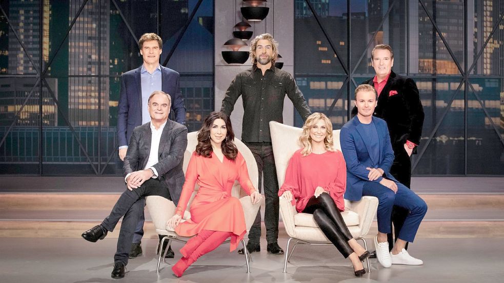 Die „Löwen“. Hinten von links: Carsten Maschmeyer, Nils Glagau, Ralf Dümmel. Vorne: Georg Kofler, Judith Williams, Dagmar Wöhrl, Nico Rosberg. Foto: TVNOW / Bernd-Michael Maurer