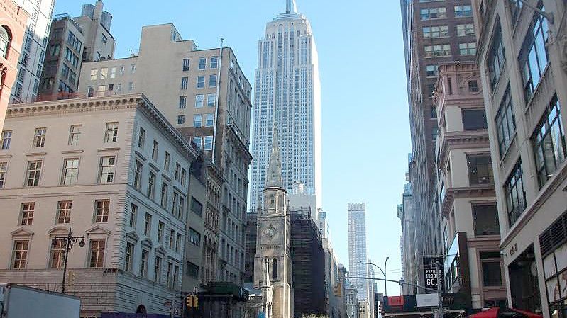 Blick auf das Empire State Buildung (M) in New York. Foto: Christina Horsten/dpa