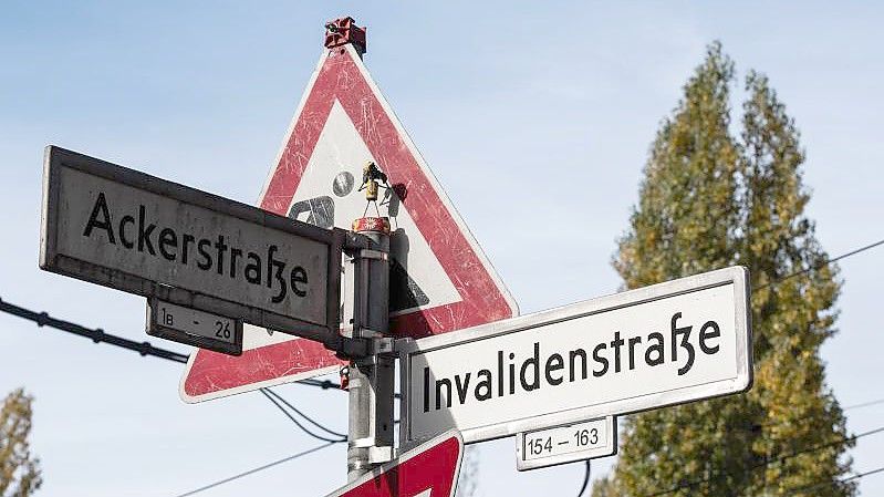 Invalidenstraße/Ackerstraße in Berlin: Ein Unfall hier mit vier Toten hat vor zwei Jahren für großes Aufsehen gesorgt. Nun sollen die Hintergründe vor Gericht geklärt werden. Foto: Paul Zinken/dpa