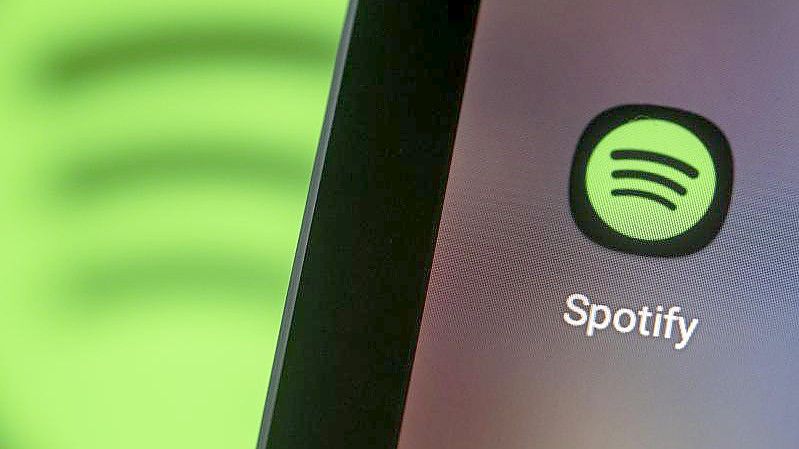 Der Musikstreaming-Marktführer Spotify erntet die ersten Früchte seiner Podcast-Offensive. Foto: Fabian Sommer/dpa