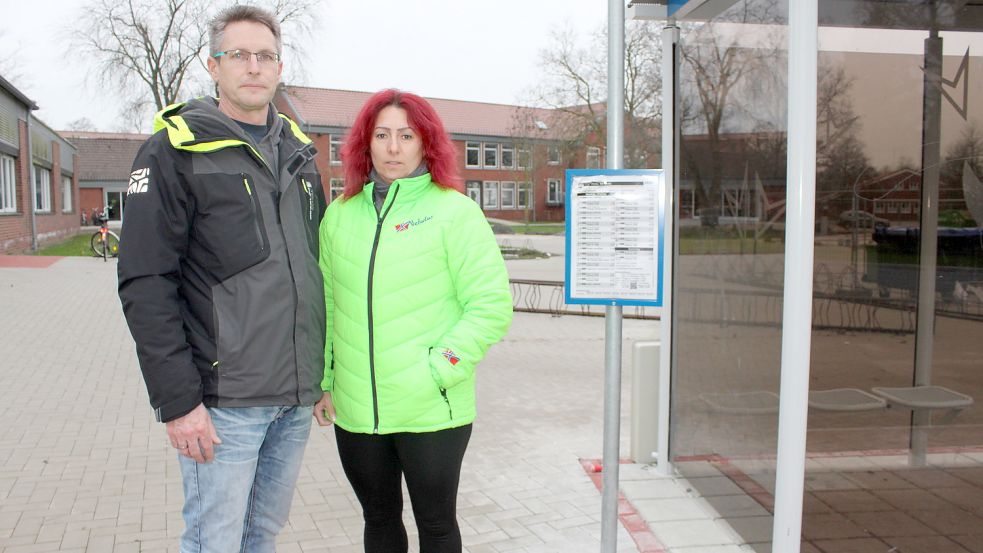 Stephan Reiter und Angelika Wiechmann-Reiter an der Bushaltestelle, an der ihr Sohn 2019 zusammengeschlagen worden sein soll. Nun soll ihr Sohn erneut attackiert worden sein. Foto: Archiv