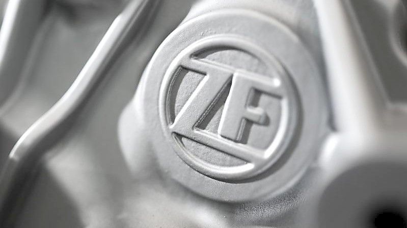 Das Logo der ZF Friedrichshafen AG ist auf einem Elektromotor des Automobilzulieferers zu sehen. Foto: Felix Kästle/dpa