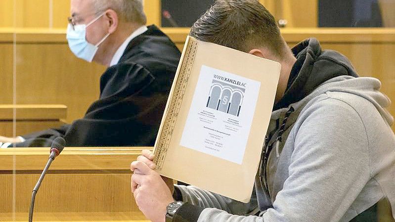 Der 22-jährige Angeklagte im Gericht. Foto: Ralf Roeger/dpa