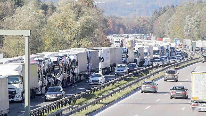 Lastwagen an Lastwagen im Inntal auf der Autobahn 8 in Richtung Österreich. Foto: Josef Reisner/dpa
