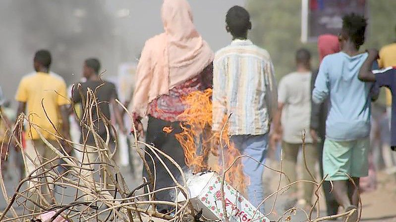 Pro-demokratische Demonstranten in Khartum blockieren mit Feuer die Straßen. Die EU droht den Putschisten in der ostafrikanischen Republik Sudan mit einem Stopp von Entwicklungshilfezahlungen. Foto: Ashraf Idris/AP/dpa