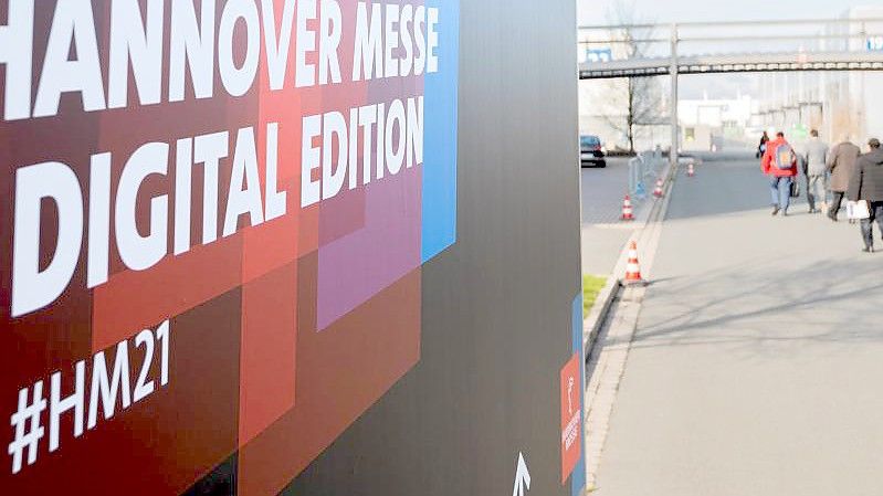 Schilder weisen auf dem Messegelände auf die digitale Version der Hannover Messe hin. Die weltgrößte Industrieschau hatte 2021 nur als Digitalformat laufen können. Foto: Julian Stratenschulte/dpa