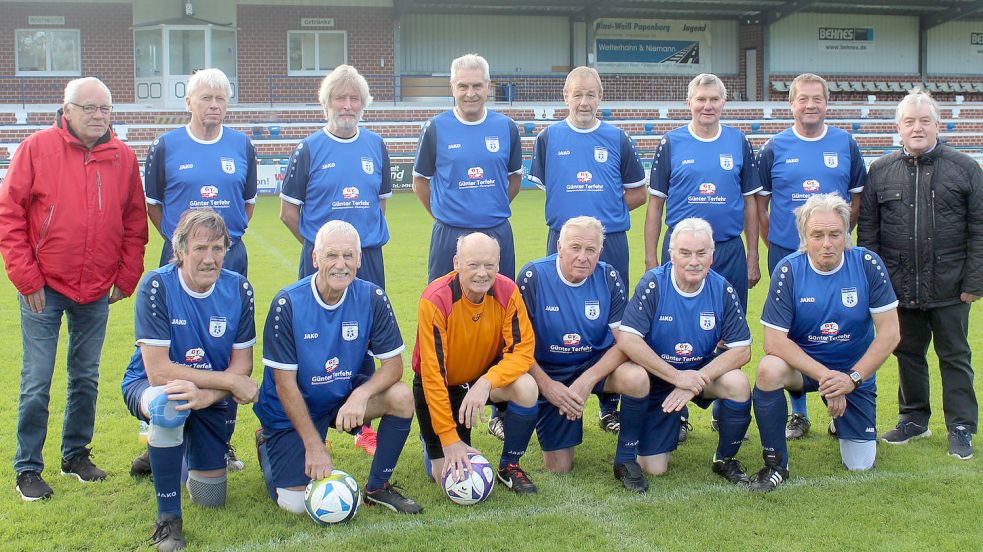 Die Ü70 der SG Blau-Weiß Papenburg mit (hinten, von links) Hans-Wilhelm Dallmann, Heiner Mäsker, Clemens Kröger, Jakob Sinnigen, Peter Telgen, Franz Funke, Willi Hanneken und Anton Siemer sowie (vorne, von links) Hermann Jungsthövel, Siegfried Eden, Heinz Seitz, Hans Poelmann, Hans Arnemann und Heinz Mersmann. Foto: Verein