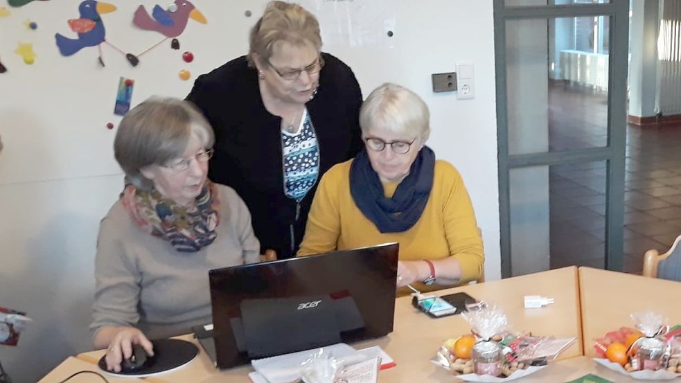 Seniorinnen des PC-Stammtisches lassen sich den Umgang mit dem Computer erklären. Foto: Archiv