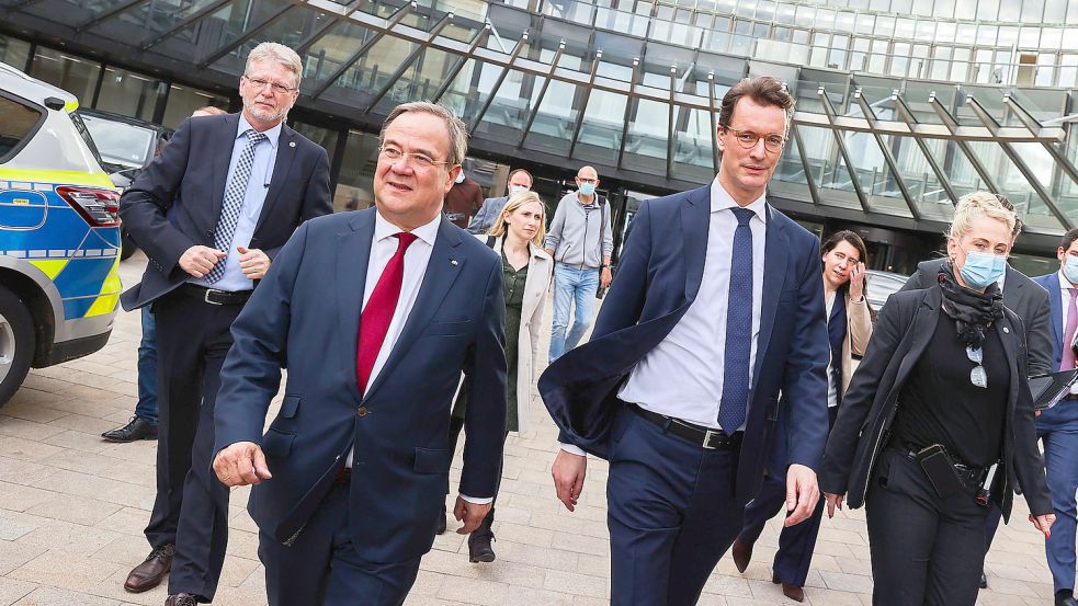 Schweres Erbe: Hendrik Wüst (2. von rechts) ist zum Nachfolger von NRW-Ministerpräsident Armin Laschet gewählt worden. Foto: Rolf Vennenbernd/dpa