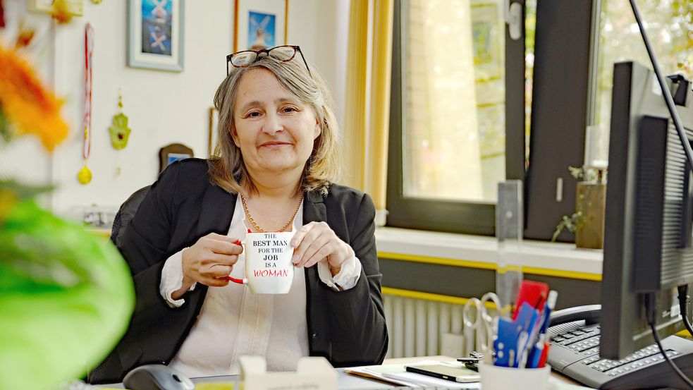 Die letzten Stunden im Büro: Bettina Stöhr hat schon viel ausgeräumt. Ihre Lieblingstasse wird sie mit nach Hause nehmen. Foto: Lüppen