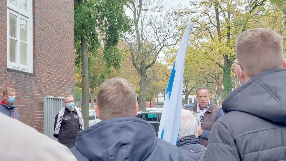 Alexander Zimbehl (rechts) sprach vor etwa 30 Beschäftigten bei der Emder Finanz- und Steuerverwaltung. Fotos: Hanssen