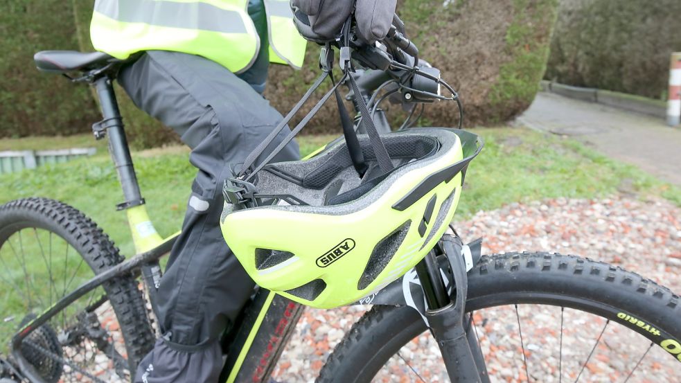 Sichtbar, warm und windgeschützt sollte die Fahrradkleidung im Winter sein. Ein grobes Reifenprofil verbessert die Bodenhaftung. Foto: Böning