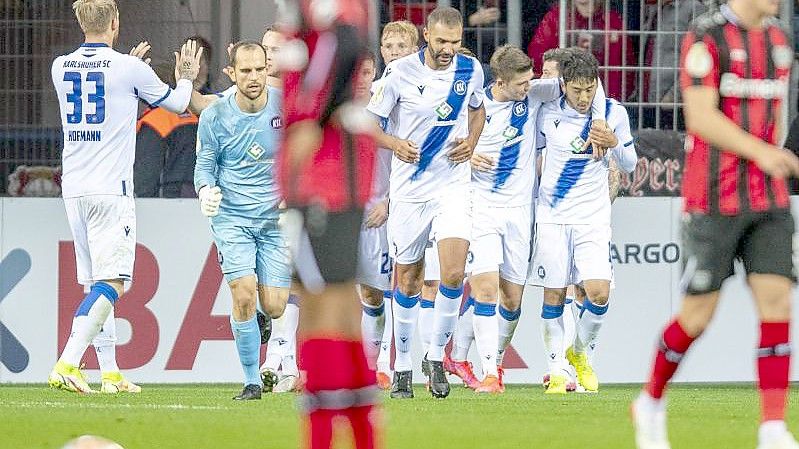 Bayer Leverkusen musste sich daheim Zweitligist Karlsruher SC geschlagen geben. Foto: David Inderlied/dpa