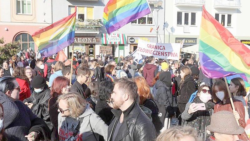 In Polen nehmen Menschen an einer Demonstration zur Gleichberechtigung für Mitglieder der LGBTQ-Community teil. Foto: Artur Reszko/PAP/dpa