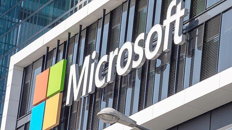 Das Logo von Microsoft hängt an der Fassade eines Bürogebäudes in der Parkstadt Schwabing. Foto: Peter Kneffel/dpa
