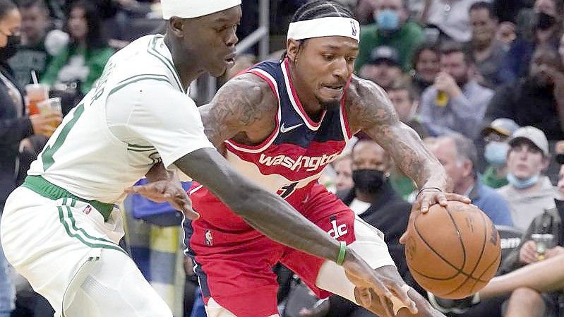 Bradley Beal (r) von Washington Wizards in Aktion gegen Dennis Schröder. Foto: Charles Krupa/AP/dpa