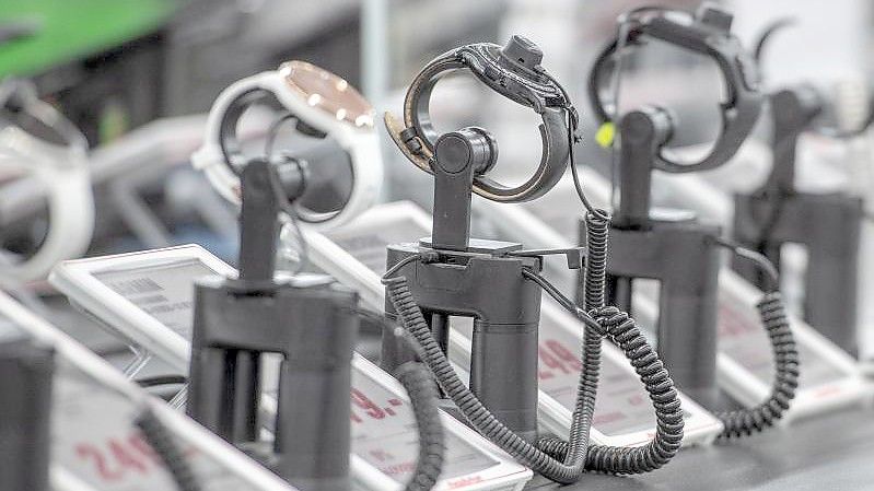 Uhren in einem der Elektromarkt. Die Zeitmessung steht beim Kauf einer Uhr für viele Verbraucher gar nicht im Vordergrund. Foto: Armin Weigel/dpa