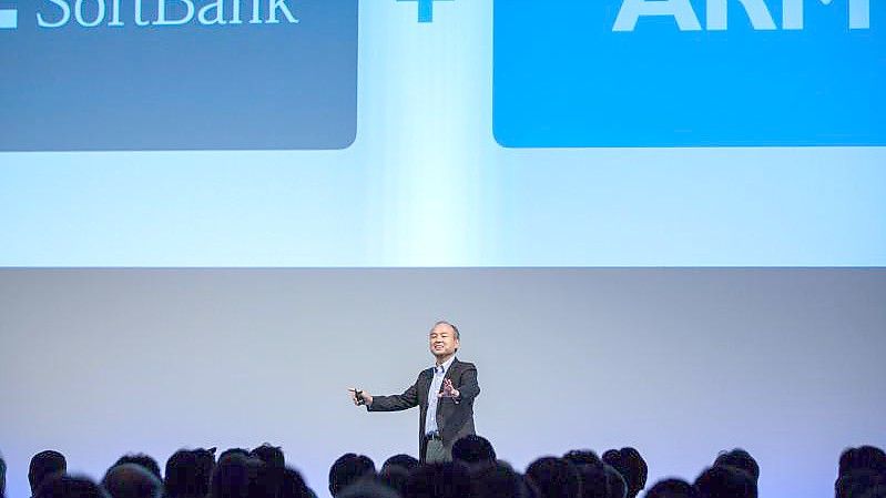 Softbank-Gründer Masayoshi Son während einer Pressekonferenz (Archivbild). Der Chip-Designer Arm soll künftig dem Grafikkarten-Spezialisten Nvidia gehören. Der bisherige Eigentümer Softbank trennt sich von der britischen Firma in einem rund 40 Milliarden Dollar schweren Deal. Foto: Christopher Jue/EPA/dpa