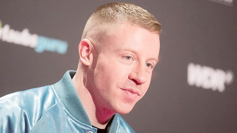 Der US-amerikanische Rapper Macklemore wird von seiner kleinen Tochter beurteilt. Foto: Rolf Vennenbernd/dpa