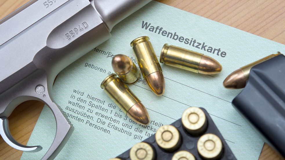 Wer eine Waffenbesitzkarte erhält, soll künftig für Kontrollen der Behörden selbst bezahlen. Foto: Pleul/dpa-Zentralbild/dpa