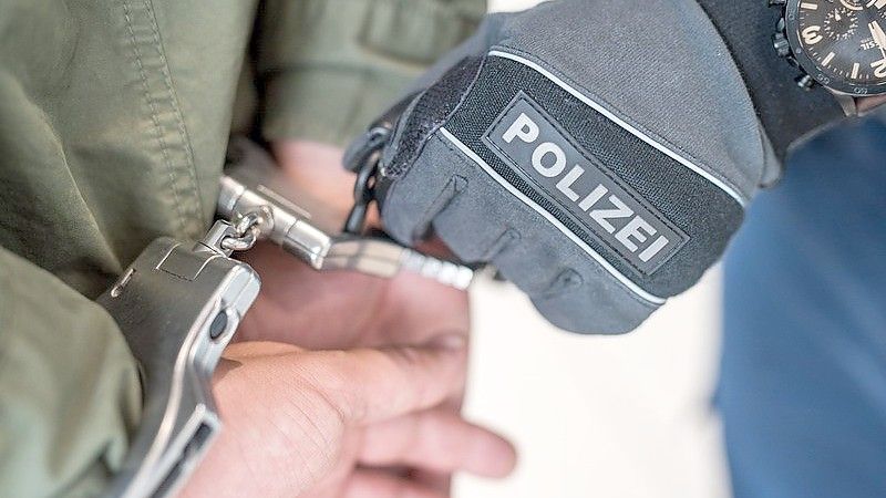 Die Polizei konnte einen Mann, nach dem per Haftbefehl gesucht wurde, festnehmen. Foto: Bundespolizei