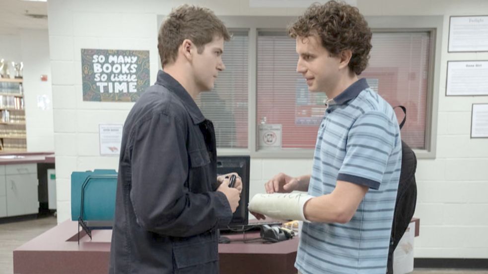 Evan (Ben Platt, r.) lässt sich von Connor (Colton Ryan) den Gipsarm signieren. „Dear Evan Hansen“, ab Donnerstag neu im Kino. Foto: Universal Studios.