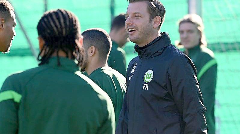 Kurz zuvor leitete Kohfeldt (r) sein erstes Training mit seinem neuen Team. Foto: Hauke-Christian Dittrich/dpa