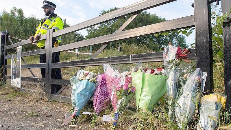 Blumen liegen am Eingang des Fryent Country Park in Wembley, wo die beiden Schwestern getötet wurden. Foto: Dominic Lipinski/PA Archive/dpa