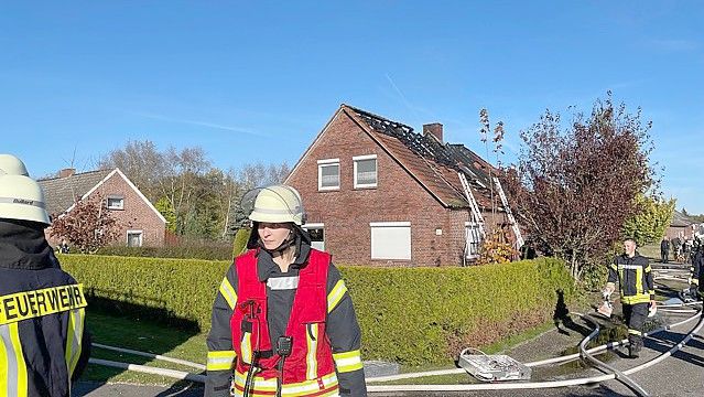 Mehrere Feuerwehren aus dem Kreis Aurich rückten an und löschten den Brand. Foto: Boschbach