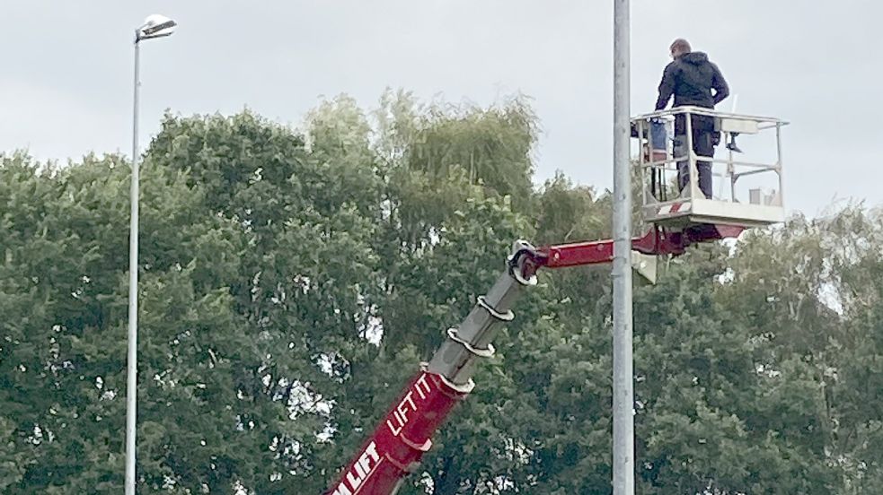 Mit einem Kran wurde die Kamera im Wiesmoorer Stadion installiert. Fotos: Privat
