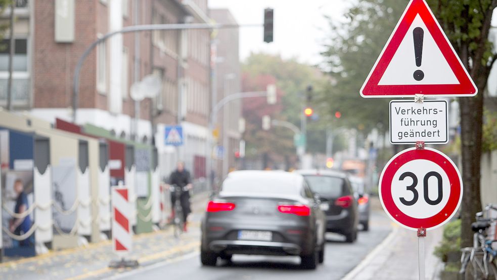 Die Verkehrsführung im Stadtzentrum – hier die Neutorstraße – beschäftigt die Emderinnen und Emder weiter. Foto: J. Doden